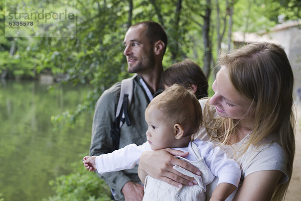 Familie im Wald  Fokus auf Mutter hält Baby-Mädchen