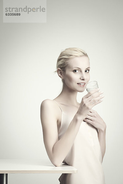 Junge Frau mit Wasserglas  Porträt
