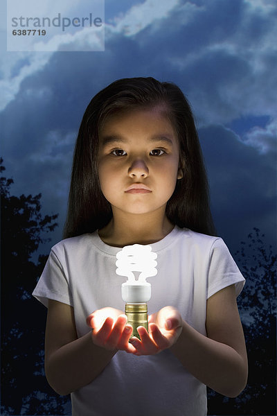glühend  Glut  halten  chinesisch  Glühbirne  Kompaktleuchtstofflampe  Mädchen