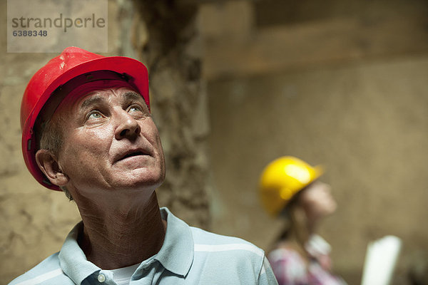 Bauarbeiter mit Schutzhelm