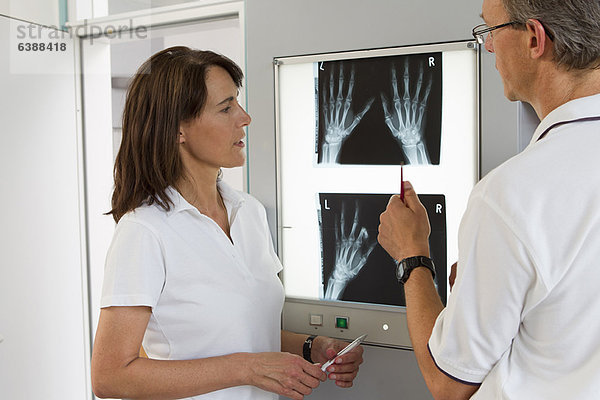 Arzt und Krankenschwester bei der Röntgenuntersuchung