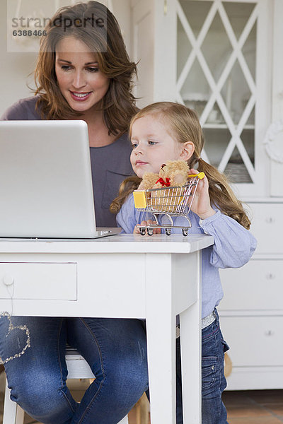 Mutter und Tochter mit Laptop