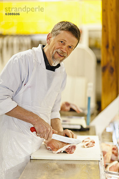 Metzger schneiden Fleisch an der Theke