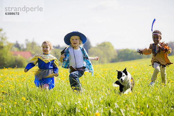 Kinder  die sich im Freien verkleiden.