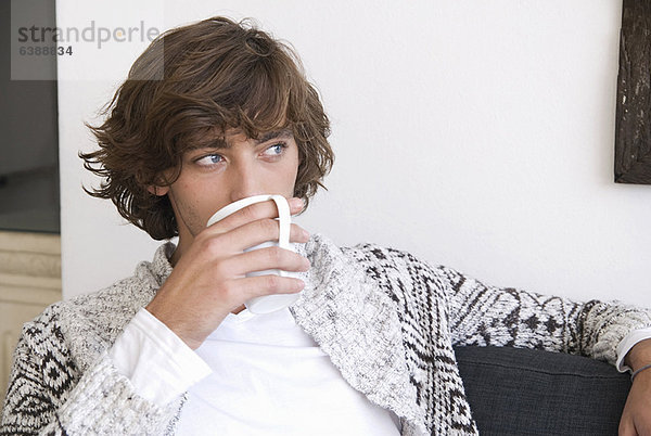 Teenager Junge trinkt eine Tasse Kaffee