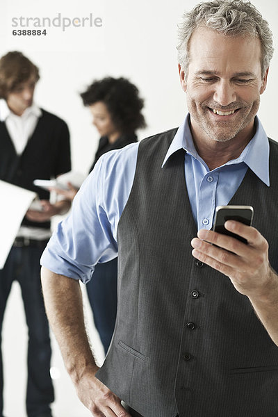 Geschäftsmann mit Handy im Büro