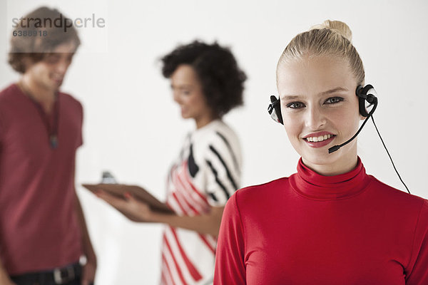 Geschäftsfrau mit Headset im Büro