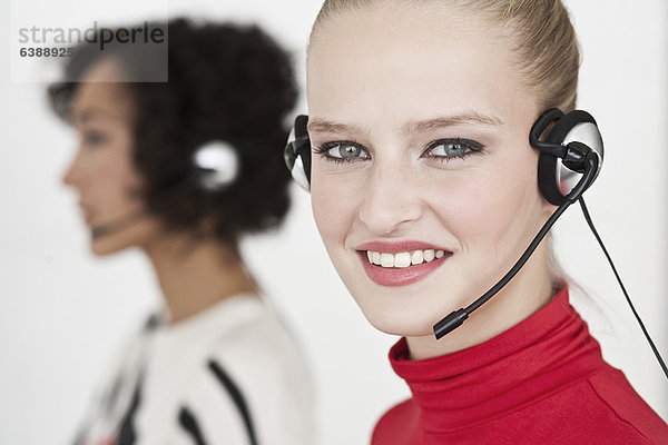 Geschäftsfrauen mit Headsets