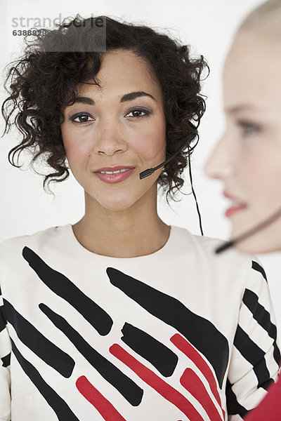 Geschäftsfrauen mit Headsets