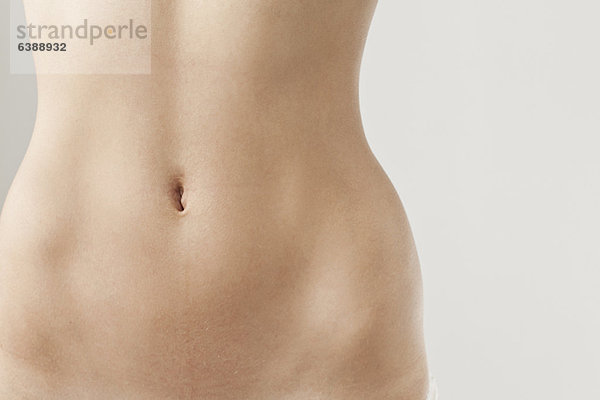 Detailansicht von womans nacktem Bauch
