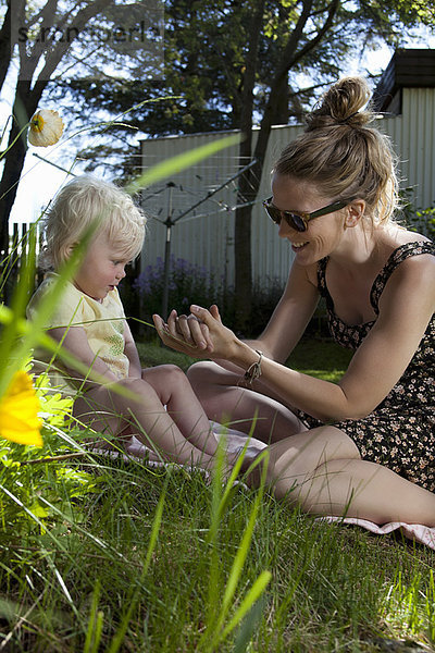 Mutter und Tochter spielen im Freien