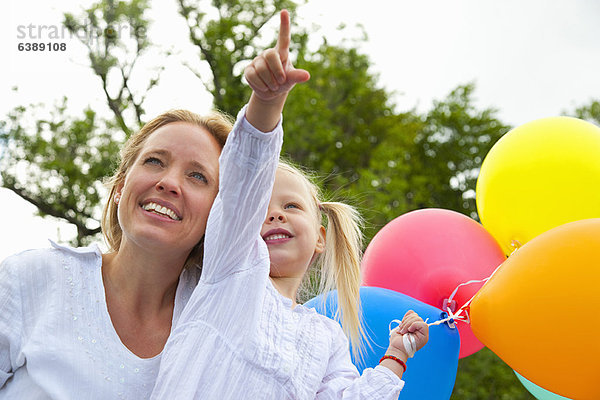 Mutter und Tochter mit Luftballons