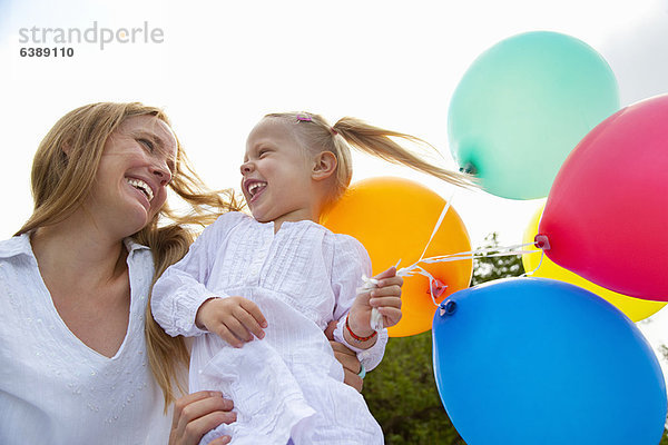 Mutter und Tochter mit Luftballons