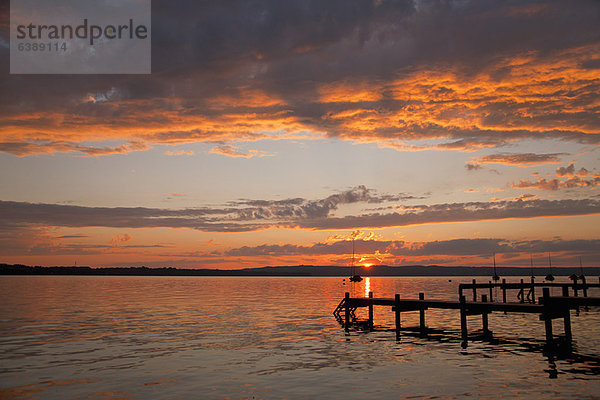 Sonnenuntergang über dem stillen See