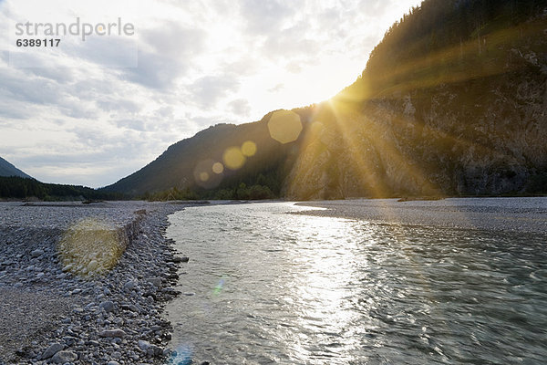 Sonnenuntergang über felsigem Fluss