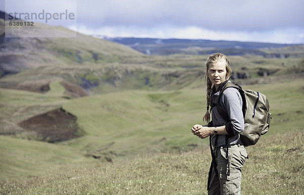 Wanderer mit Rucksack am Hang