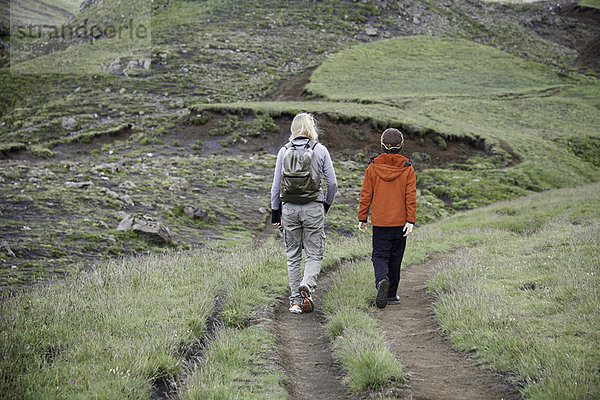 Mutter und Tochter beim Wandern am Hang