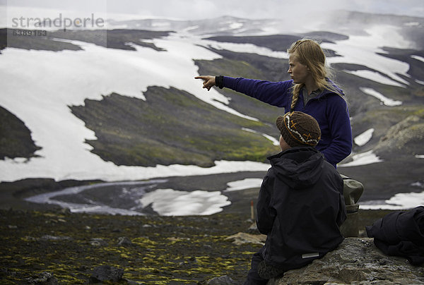 Mutter und Tochter bewundern die Landschaft