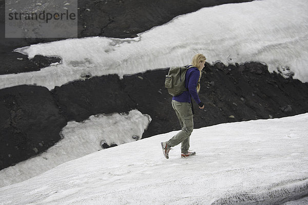 Wandern auf verschneiten Hängen