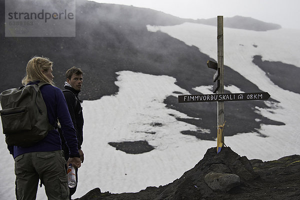 Wanderer lesen Schild auf dem Weg