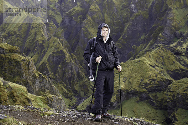 Wanderer auf felsigem Hang stehend