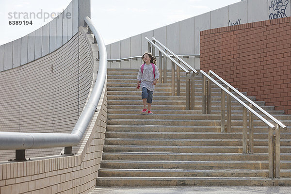 Mädchen beim Treppensteigen im Freien