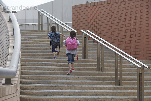 Kinder beim Treppensteigen im Freien