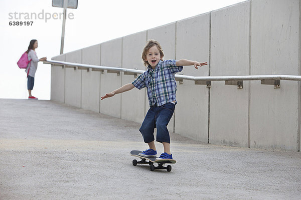 Junge fährt Skateboard auf Rampe