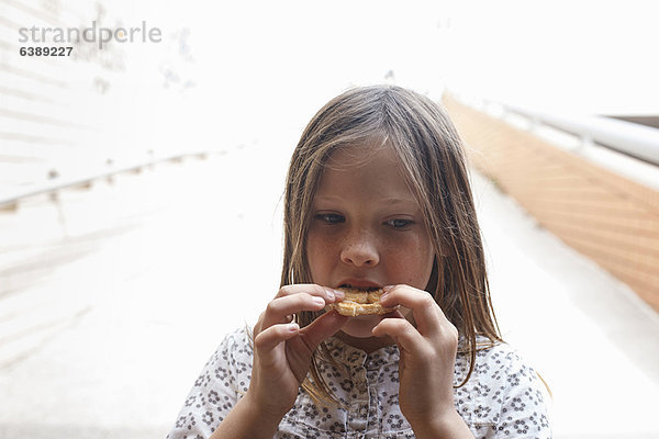 Mädchen essen Kekse im Freien