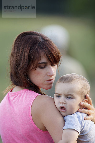 Mutter mit weinendem Baby im Freien