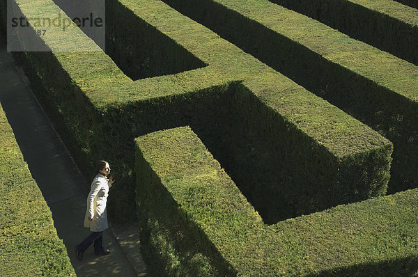 hoch oben Frau Ansicht Flachwinkelansicht Labyrinth Winkel