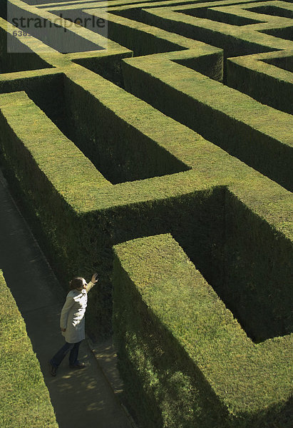 hoch oben Frau Ansicht Flachwinkelansicht Labyrinth Winkel