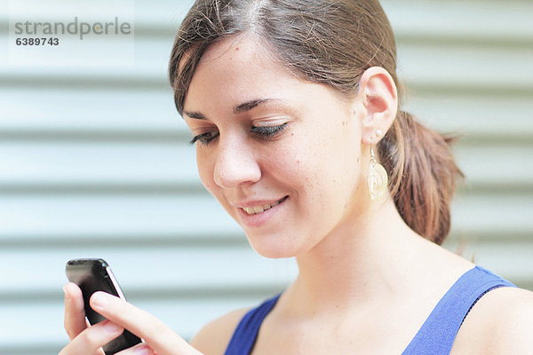 Teenager Mädchen mit Handy