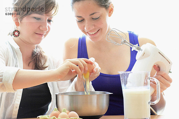 Teenager-Mädchen beim gemeinsamen Kochen