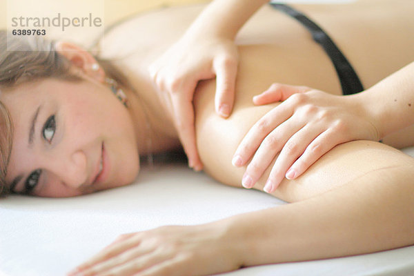 Nahaufnahme einer Frau mit Massage