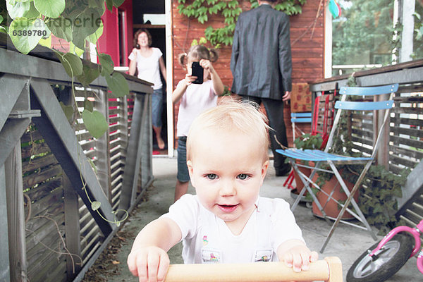 Kleinkind beim Spielen im Garten