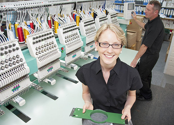 Arbeiter untersucht Stoff in der Fabrik