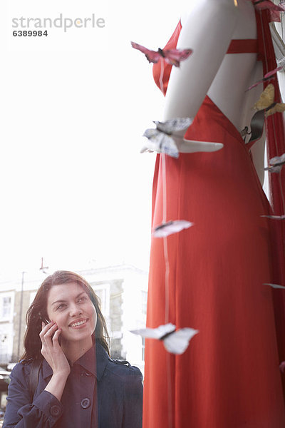 Frau Schaufensterbummel auf der Stadtstraße