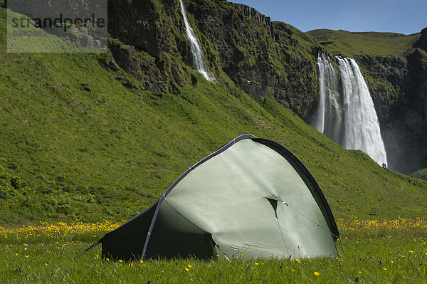 Zelt  Wasserfall Seljalandsfoss am Fluss Seljalands·  Ringstraße  Su_urland  Süd-Island  Island  Europa