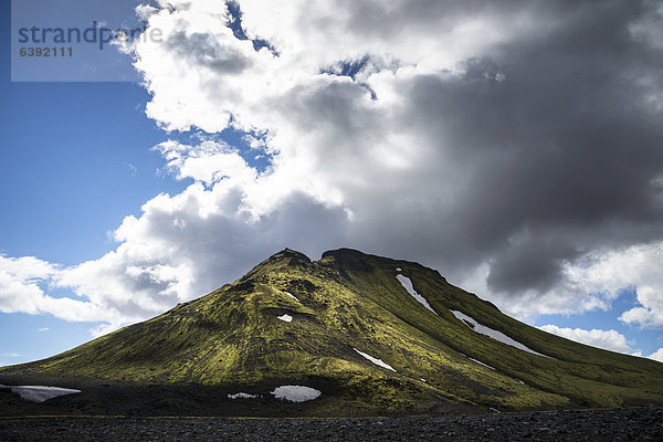 Mit Moos bewachsener Berg Hattfell  Hochland  Island  Europa