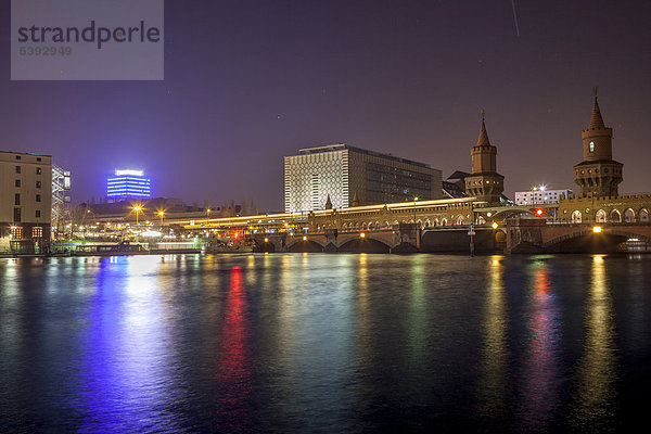 Oberbaumbrücke bei Nacht  Berlin  Deutschland  Europa  ÖffentlicherGrund