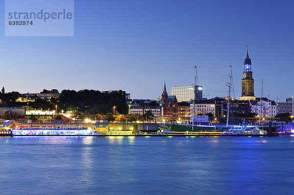Wasserrand beleuchtet Hafen blau Hamburg - Deutschland Deutschland