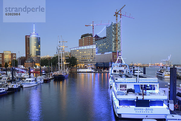 City-Sporthafen  Elbphilharmonie und Illumination Blue Port in Hamburg  Deutschland  Europa