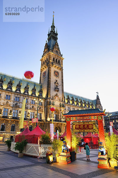 Chinesischer Markt auf dem Rathausmarkt zur China Time 2012 in Hamburg  Deutschland  Europa