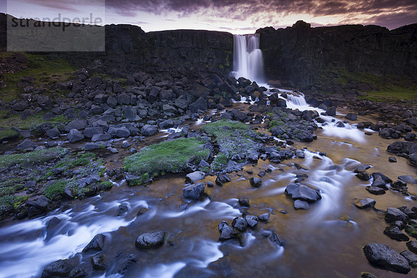 Wasserfall Öxar·rfoss auf dem Fluss Öxar·  _ingvellir oder Thingvellir Nationalpark  Golden Circle  Su_urland  Süd-Island  Island  Europa