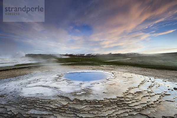 Heiße Quelle  Sinterterrassen  Hochtemperaturgebiet oder Geothermalgebiet Hveravellir  Hochland  Island  Europa
