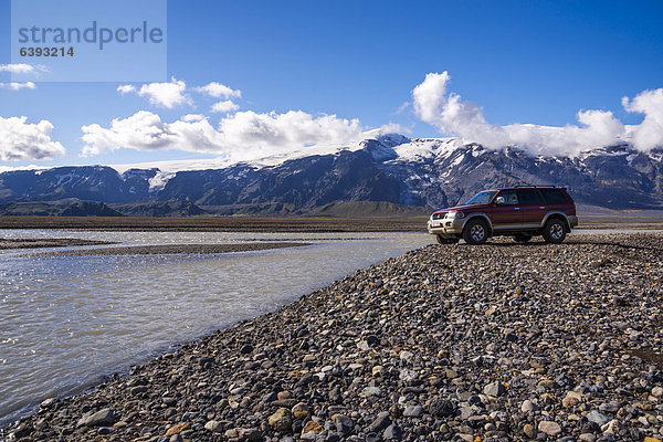 Jeep oder Geländewagen an einer Furt  Fluss MarkarfljÛt  Hochland  Island  Europa