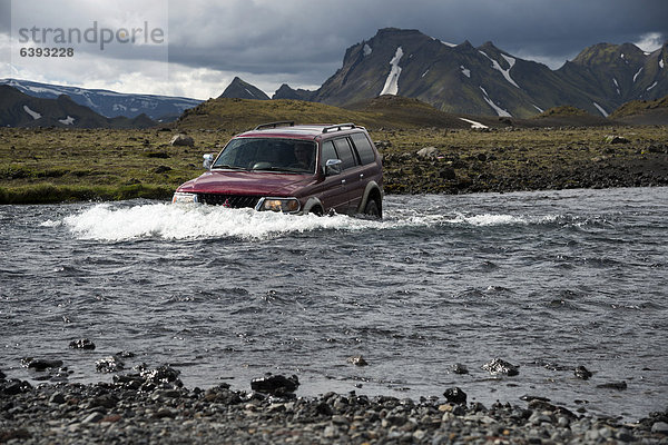 Jeep oder Geländewagen überquert eine Furt  Fluss Innri-Emstru·  Hochland  Island  Europa