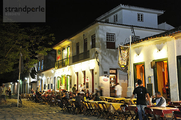 Touristen in Straßenrestaurants bei Nacht  historische Altstadt von Paraty oder Parati  Costa Verde  Bundesstaat Rio de Janeiro  Brasilien  Südamerika