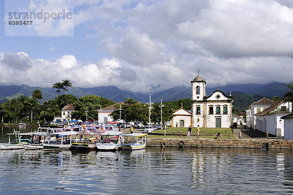 Fischerhafen und Kirche Santa Rita  Paraty oder Parati  Costa Verde  Bundesstaat Rio de Janeiro  Brasilien  Südamerika